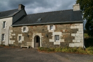 Alignement de deux maisons, Toularest (Loqueffret)