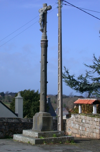 Croix monumentale, rue de la Mairie ; rue de Ker Awel (Trévou-Tréguignec)