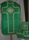 Ornement vert 3 : chasuble, étole, manipule, bourse de corporal, voile de calice