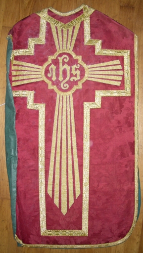 Ornement rouge 1 : chasuble, étole, manipule et voile de calice