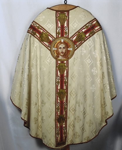 Ornement blanc : chasuble, étole, voile de calice