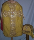Ornement doré 1 : chasuble, manipule, étole, voile de calice