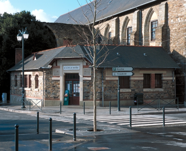 Ancien commissariat de police, atuellement maison d'association, place Sainte-Anne (Rennes)