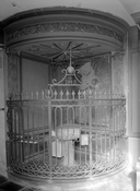 Fonts baptismaux, clôture des fonts baptismaux, baldaquin des fonts baptismaux, style néo-classique, église paroissiale Sainte-Marie-Madeleine (Mondevert)