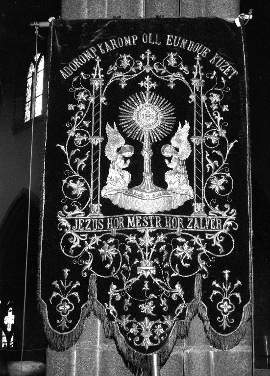 Bannière de procession : Saint-Sacrement, Sacré-Coeur, église paroissiale Saint-Pierre (Plouescat)