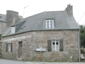 Ancien café, actuellement maison, 6 rue de la Mairie ; route de Kerissy (Ploulec'h)