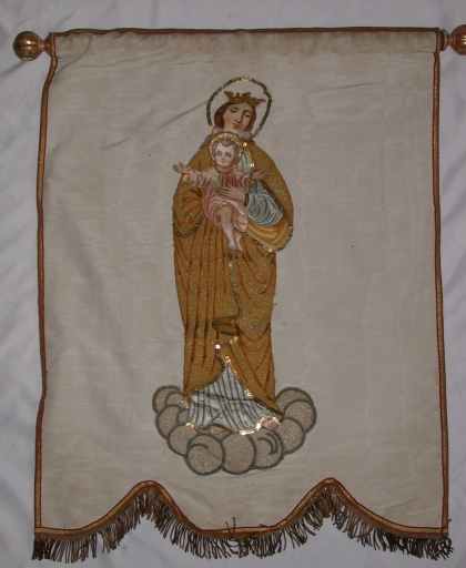 Bannière de procession : Vierge à l'Enfant, église paroissiale Saint-Étienne (Tressé fusionnée en Mesnil-Roc'h en 2019)