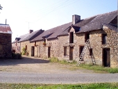 Alignement de maisons, le Pont Neuf (Saint-Malo-de-Phily)
