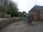Fontaine, rue de l'Eglise (La Ville-ès-Nonais)
