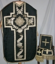 Ornement noir 3 : chasuble, bourse du corporal, étole, manipule