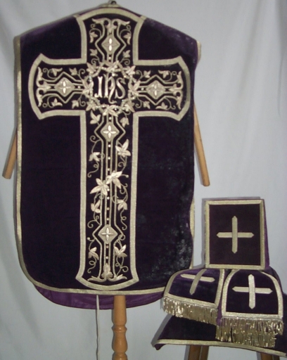 Ornement violet 2 : chasuble, bourse du corporal, étole, manipule, voile de calice