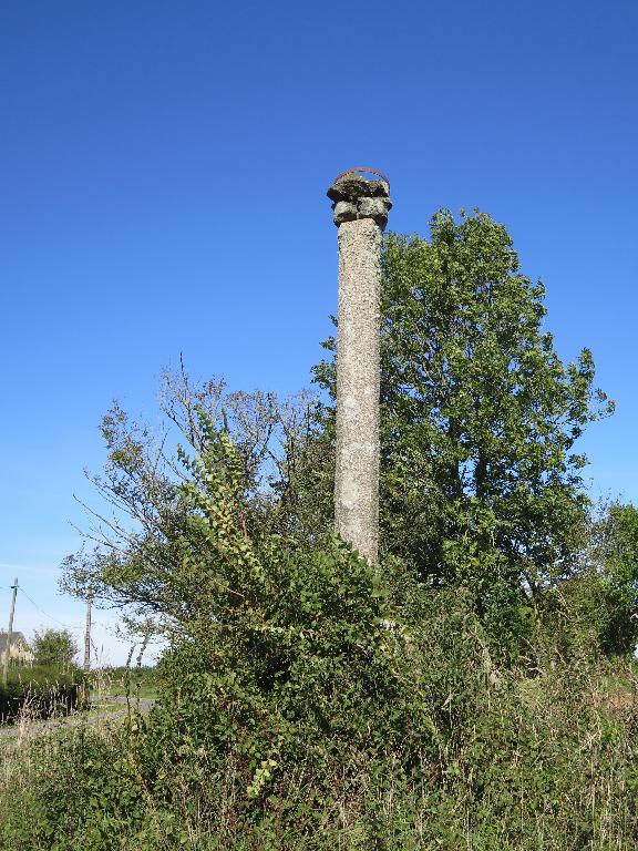 Croix de chemin située entre les lieux-dits Run an Spernen (Run ar Spern) et Kercaradec (Kergaradeg) (Plouzélambre)