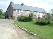 Maison et ferme : alignement de logis et de parties agricoles, la Besnardière (Andouillé-Neuville)