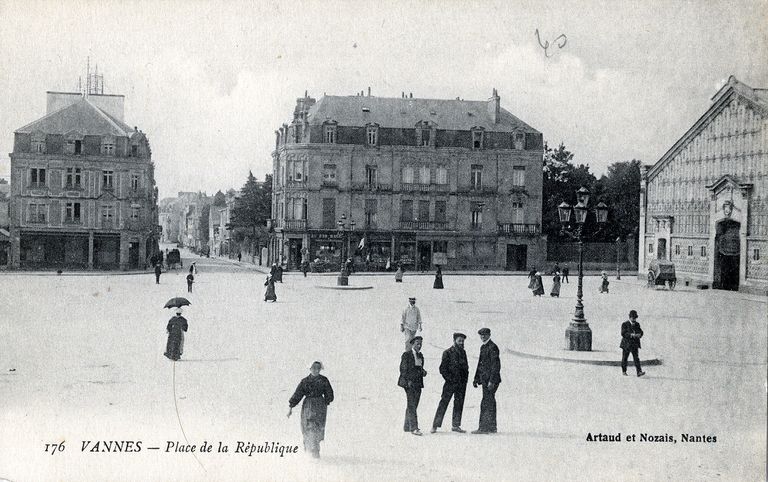 Place de la République, anciennement place de la halle aux grains (Vannes)