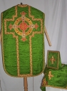 Ornement vert : chasuble, manipule, voile de calice, bourse de corporal