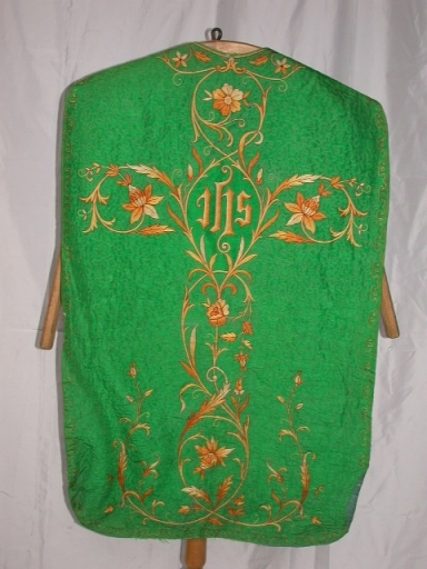 Ornement vert 1 : chasuble, étole, voile de calice, manipule et bourse de corporal