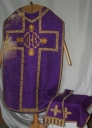 Ornement violet 2 : chasuble, étole, voile de calice