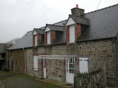 Alignement de maisons, la Roche Blanche (Saint-Pierre-de-Plesguen fusionnée en Mesnil-Roc'h en 2019)