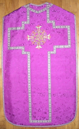 Ornement violet 1 : chasuble, étole, manipule et voile de calice