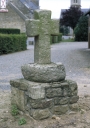 Croix de chemin, près de l'ancien presbytère, actuelle mairie (Tramain)