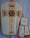 Ornement blanc 1 : chasuble, bourse de corporal, étole, voile de calice