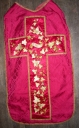 Ornement rouge : chasuble et bourse de corporal