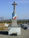 Croix de cimetière et monument aux morts (Saint-Péran)