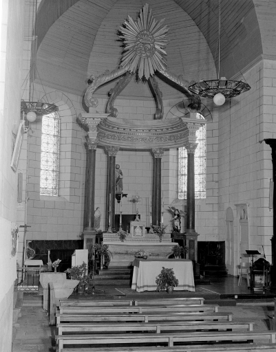 Le maître-autel et son baldaquin