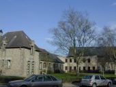 Mairie, monuments aux morts et écoles sur la commune de Combourg