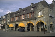 Galerie marchande, dite Les Portiques, 18 rue Duc-d'Aiguillon, les Mielles (Saint-Cast-le-Guildo)