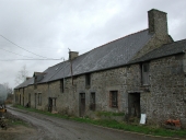 Alignement de 3 ou 4 maisons, la Maire (Bonnemain)