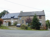 Alignement de deux maisons, le Rocher ; le Couvent (Maxent)