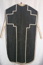 Ornement noir 5 : chasuble (Maure-de-Bretagne fusionnée en Val d'Anast en 2017)