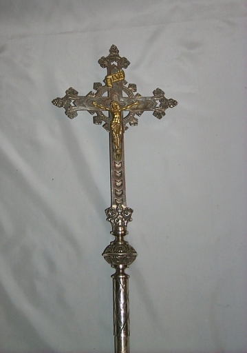 Ensemble de 2 croix de procession & leur hampe