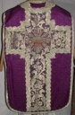 Ornement violet 3 : chasuble, étole, manipule, voile de calice