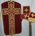Ornement rouge 4 : chasuble, bourse de corporal, étole, voile de calice (Guipry fusionnée en Guipry-Messac en 2016)