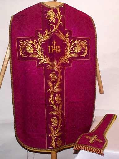 Ornement violet 1 : chasuble, étole, bourse de corporal (Maure-de-Bretagne fusionnée en Val d'Anast en 2017)