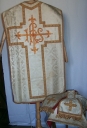 Ornement blanc 1 : chasuble, étole, manipule, voile de calice