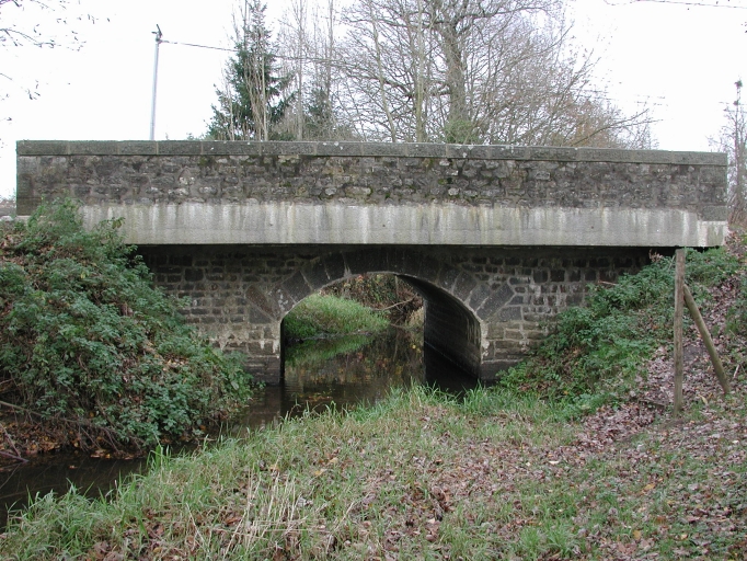 Pont routier, près du Vieux Presbytère (Tressé fusionnée en Mesnil-Roc'h en 2019)