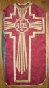 Ornement rouge 1 : chasuble, étole, manipule et voile de calice