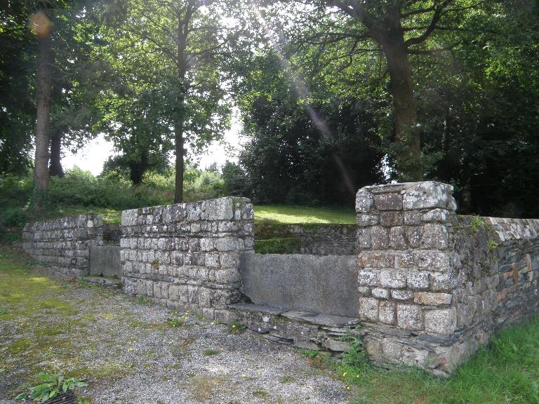 Dalles de schiste fermant les deux entrées. 