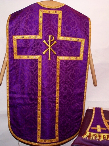 Ornement violet 3 : chasuble, manipule, étole, voile de calice, bourse de corporal (Maure-de-Bretagne fusionnée en Val d'Anast en 2017)