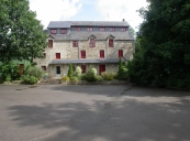 Moulin à papier, puis moulin à farine, puis minoterie de Belle Isle, actuellement institution pour les handicapés physiques (Hémonstoir)