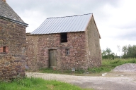 Ferme, actuellement resserre, l'Ourme Barbot (Mernel)