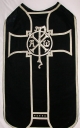 Ornement noir 1 : chasuble, manipule, voile de calice