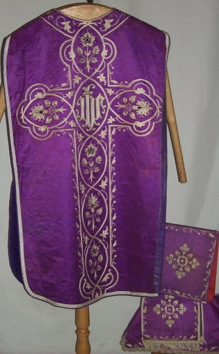 Ornement violet 5 : chasuble, bourse de corporal, voile de calice, étole