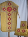 Ornement doré 1 : chasuble, bourse du corporal, étole, manipule, voile de calice