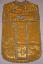 Ornement doré 1 : chasuble, bourse de corporal, étole, voile du calice