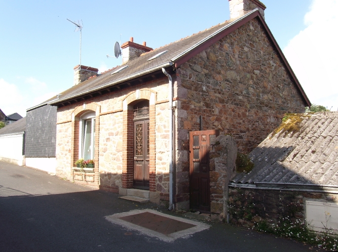 Maison, rue des Ecoles, Loguivy-de-la-Mer (Ploubazlanec)
