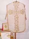 Ornement blanc 3 : chasuble, étole, bourse de corporal, voile de calice